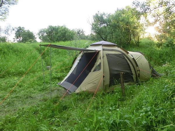 Палатка Family Comfort с антимоскитной сеткой и поднятым козырьком