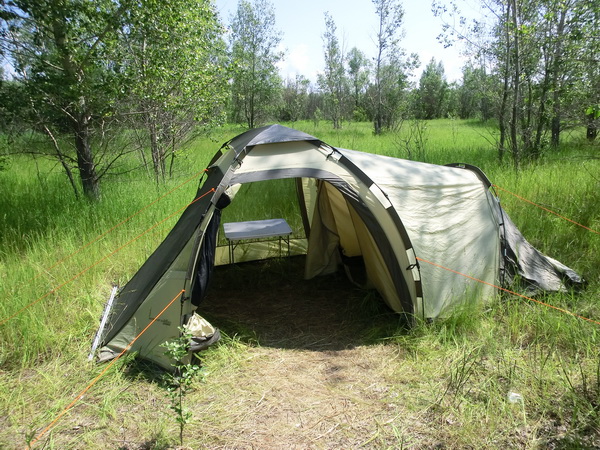 палатка Maverick Family Comfort на природе