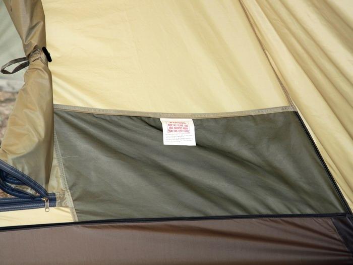 Палатка "Grand Family" оборудована полезными кармашками для мелочей.