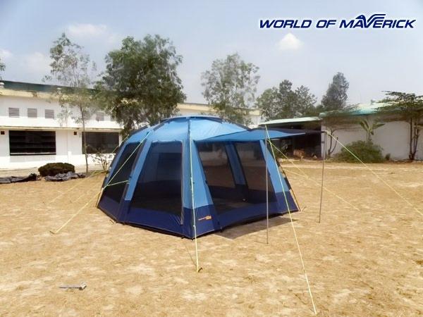 Вид спереди палатки "Cruise Comfort" с поднятым козырьком.