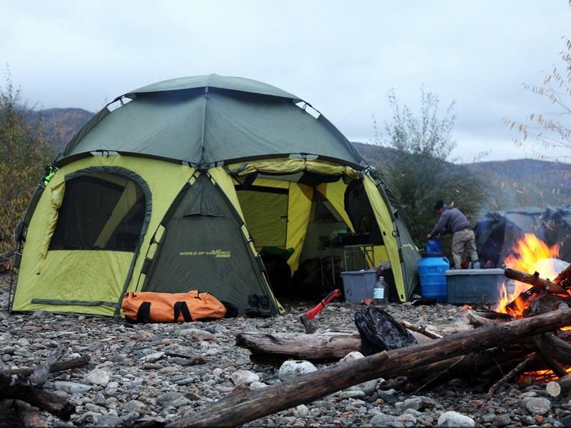 Лагерь: шатёр Cosmos 500 на природе.